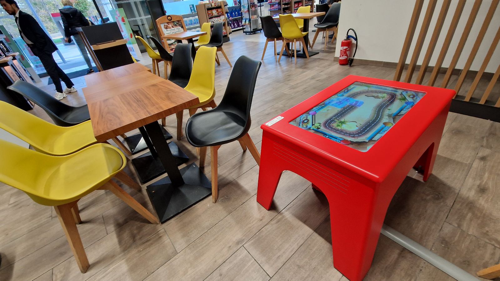 Table tactile enfant installée dans un magasin